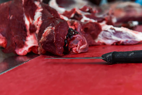 Denezis Meat - Διαδικασία παραγωγής - αποστέωσης βόειου κρέατος, στις εγκαταστάσεις αποθήκευσης και συσκευασίας στο Κουτσοπόδι Άργους.