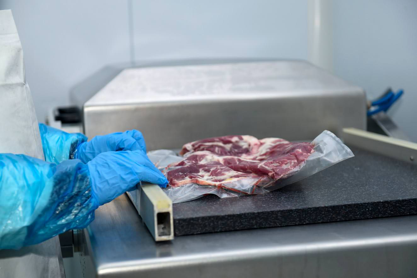 Denezis Meat - Διαδικασία συσκευασίας προϊόντων.