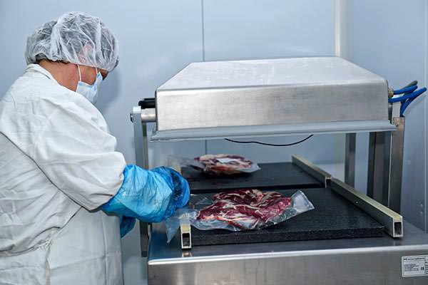 Denezis Meat - Product packaging process.